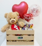 Caja madera con peluche 80cm, corazón, globos, bombones Ferrero rocher y golosinas