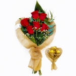 6 rosas Ecuador Arpillera + Ramo 3 Picks Ferrero Rocher  (Consultar variedad) 