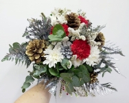 Bouquet navideño con Claveles, flores combinadas y piñas 