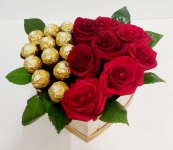 Caja corazón chica con 8 Rosas Ecuador en hojas y 12 Picks Ferrero Rocher 