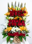30 Rosas Ecuador con Liliums y flores silvestres en base grande